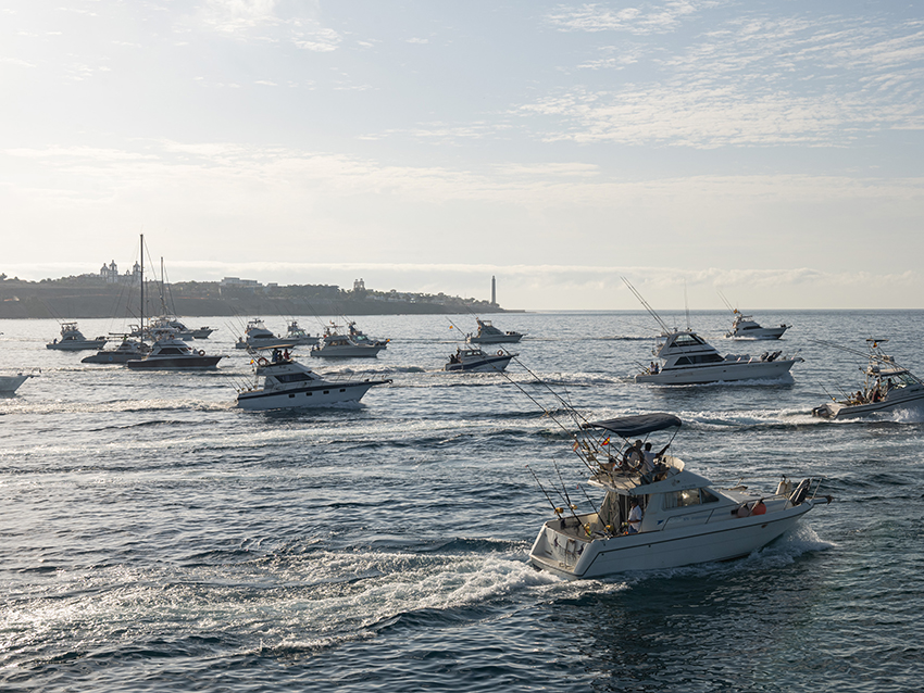 El Blue Marlin saluda a las embarcaciones del I Open Internacional Pesca de Altura